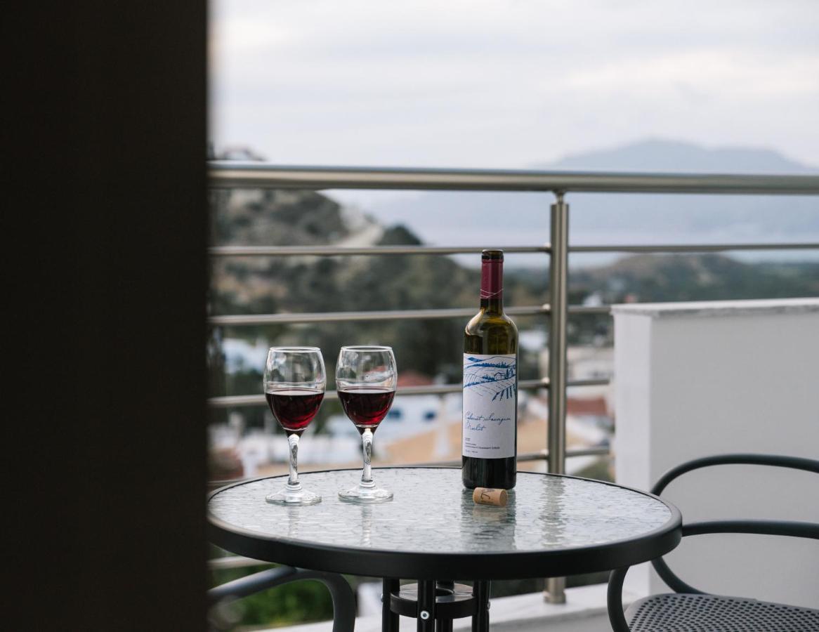 Lychnos Apartments Камиларион Екстериор снимка