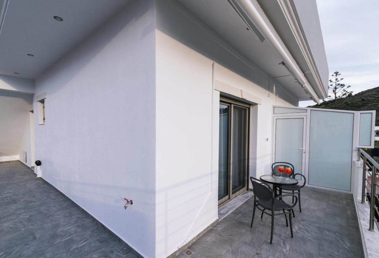 Lychnos Apartments Камиларион Екстериор снимка